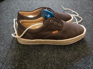 Bruine suède schoenen met touwzool beschikbaar voor biedingen
