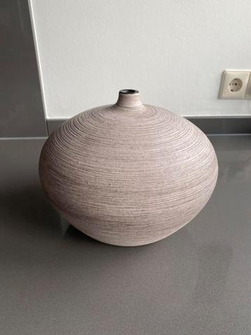 Aardewerk Vaas kleine opening in nieuwstaat beschikbaar voor biedingen