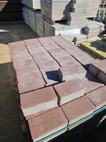 Ruim 60 m2 nieuwe verharding 30x15x8cm beschikbaar voor biedingen