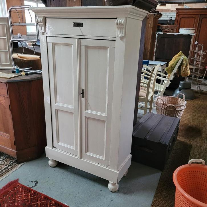 Brocante vintage oude meidenkast servieskast H 154,5 cm., Antiek en Kunst, Curiosa en Brocante, Ophalen