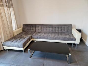 Grijze hoekbank met comfortabele bekleding beschikbaar voor biedingen