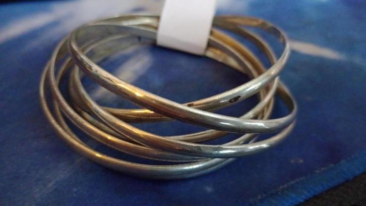 Modieuze Silvertone Bangle Armband  Size: 19/21cm, Sieraden, Tassen en Uiterlijk, Armbanden, Gebruikt, Zilver, Zilver, Verzenden