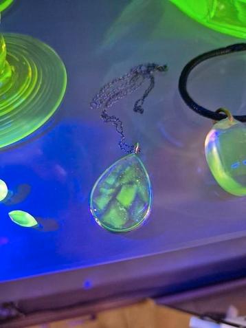 Uraniumglas hanger  beschikbaar voor biedingen