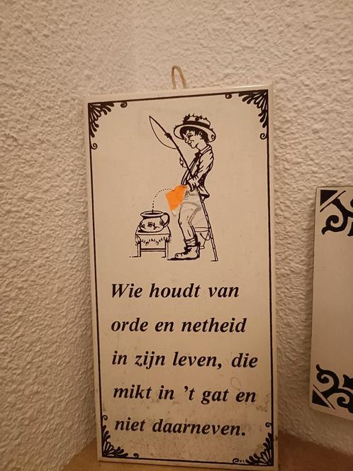Delfts blauw tegeltje - Wie houdt van orde en netheid, Antiek en Kunst, Antiek | Wandborden en Tegels, Ophalen of Verzenden