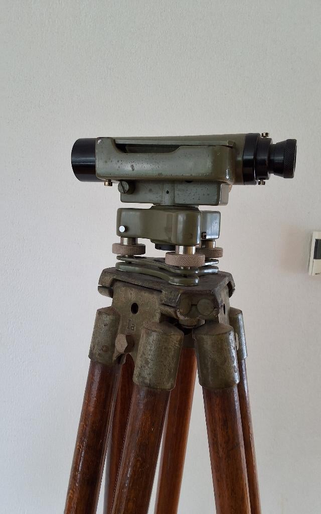 Theodoliet [Wild Heerbrugg] met houten statief, Ophalen, Gebruikt