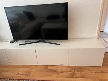 Witte tweedelige tvkast hoogglans deuren