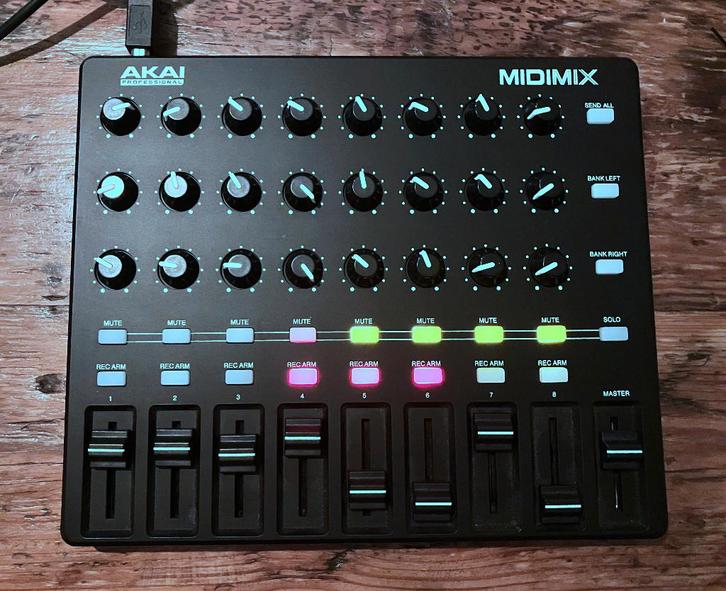Akai MidiMix - midi controller, compleet met doos, Muziek en Instrumenten, Midi-apparatuur, Nieuw, Ophalen of Verzenden