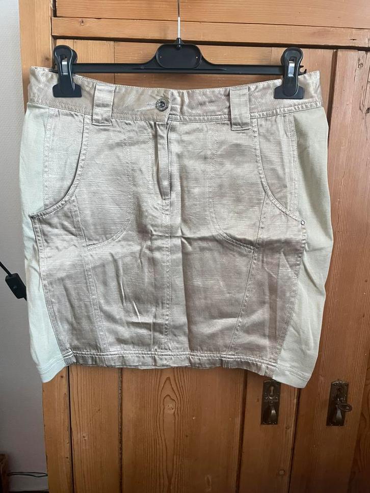 Goudkleurig satijnen rok not the same nts goud beige 38/M, Kleding | Dames, Rokken, Zo goed als nieuw, Maat 38/40 (M), Beige, Boven de knie