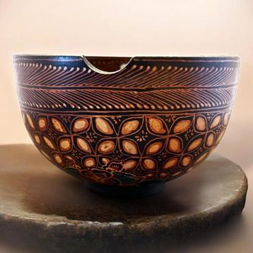 Houten schaal van de traditionele batiktechniek. beschikbaar voor biedingen