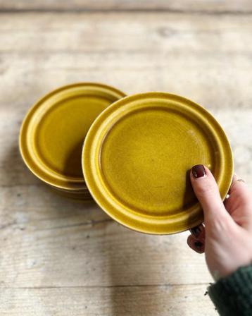 10 Vintage okergele / groene gebaksbordjes beschikbaar voor biedingen