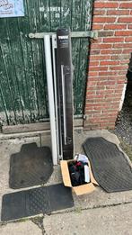 Te koop, set rubberen matten en THULE dakdragers, Ophalen, Gebruikt