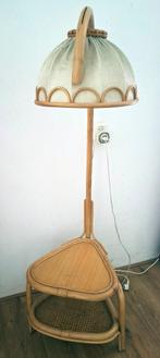 vintage rotan vloerlamp met tafeltje, Huis en Inrichting, Lampen | Vloerlampen, Ophalen, Gebruikt, Stof, 150 tot 200 cm