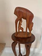 Houten beeldje van een moederhert met jong, Antiek en Kunst, Kunst | Beelden en Houtsnijwerken, Ophalen of Verzenden