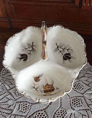 Vintage Serveerschaal met Dennenappel Decoratie beschikbaar voor biedingen