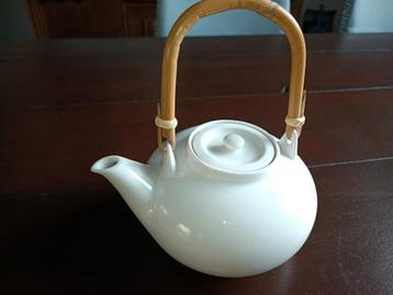 Leuke theepot met bamboe handvat beschikbaar voor biedingen