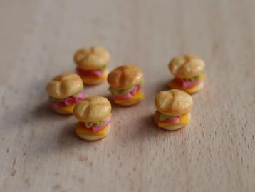 Belegde broodjes met rolletjes ham, kaas en blaadje sla. beschikbaar voor biedingen