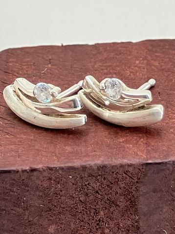 Zilveren oorstekers beschikbaar voor biedingen