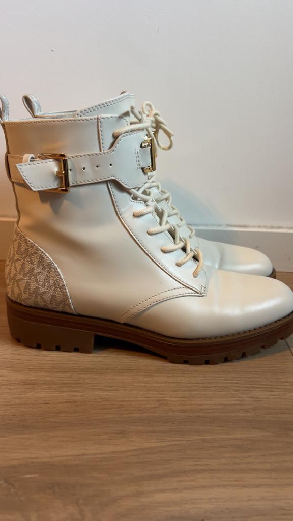 Michael Kors Laarsjes Maat 38, Kleding | Dames, Schoenen, Zo goed als nieuw, Lage of Enkellaarzen, Wit, Ophalen of Verzenden