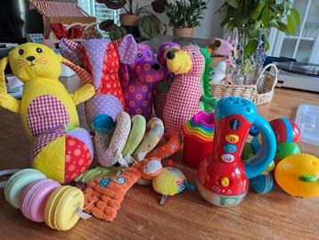 Speelgoed pakket - Knuffels, rammelaars, microfoon beschikbaar voor biedingen