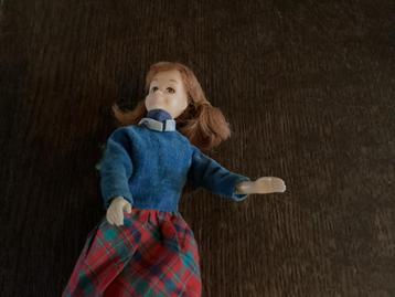 Skooter vintage met jurk en rode schoentjes beschikbaar voor biedingen