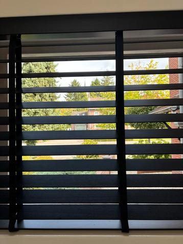 Zwarte Houten Jaloezieën beschikbaar voor biedingen