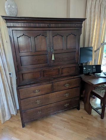 Antieke kast met lades en vitrine beschikbaar voor biedingen