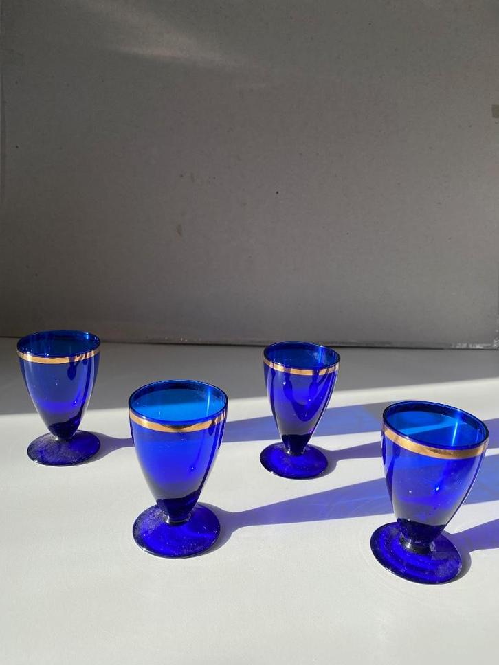4 blauwglazen borrelglaasjes met gouden rand, Verzamelen, Glas en Borrelglaasjes, Zo goed als nieuw, Borrel- of Shotglas, Ophalen of Verzenden