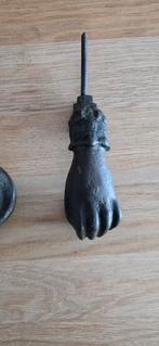 Antieke deurklopper in de vorm van een vuist, Antiek en Kunst, Ophalen of Verzenden