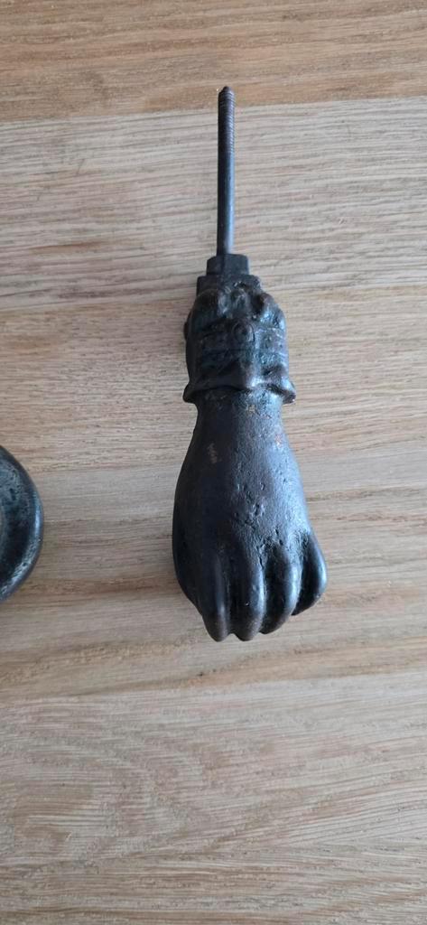 Antieke deurklopper in de vorm van een vuist, Antiek en Kunst, Antiek | Tin, Ophalen of Verzenden