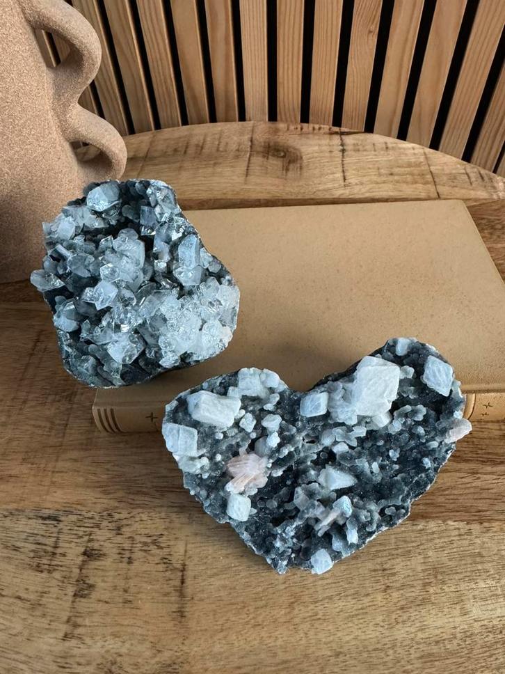 Zwarte chalcedoon met apofyliet en stilbiet, Verzamelen, Mineralen en Fossielen, Mineraal, Ophalen of Verzenden