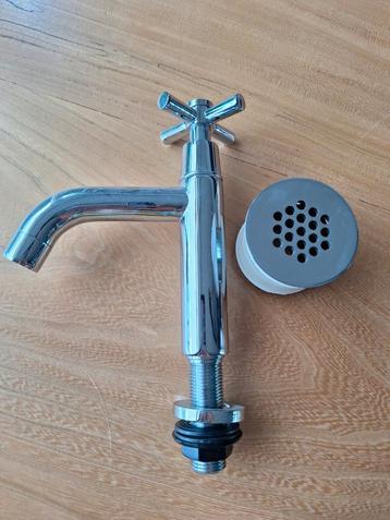 Nieuwe kraan en afvoerplug en flessifon verchroomd  beschikbaar voor biedingen