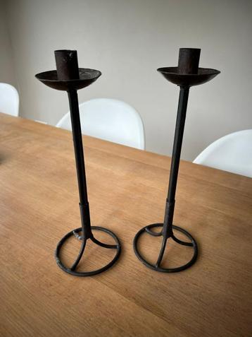2 ijzeren kandelaars beschikbaar voor biedingen
