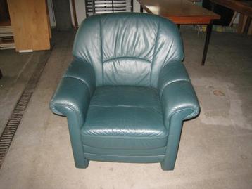 Groen leren fauteuil beschikbaar voor biedingen