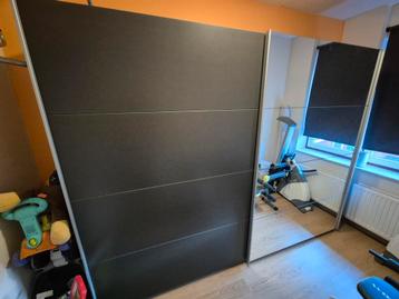 Kledingkast beschikbaar voor biedingen