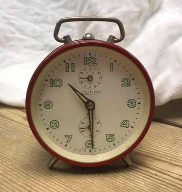 Vintage rode wekker  beschikbaar voor biedingen