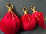Drie grote exclusieve rood met goud fluwelen Kerst ballen, Ophalen of Verzenden, Nieuw