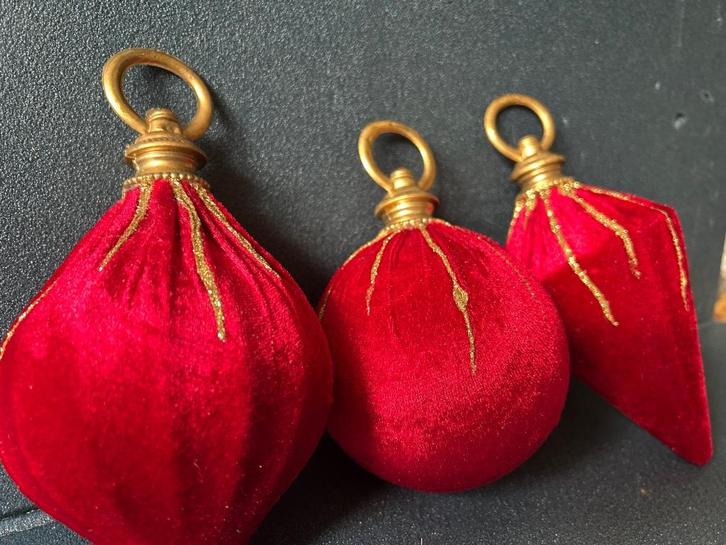 Drie grote exclusieve rood met goud fluwelen Kerst ballen, Diversen, Kerst, Nieuw, Ophalen of Verzenden