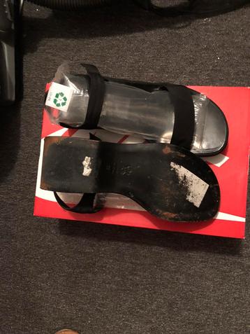 Dames zonder schoenen beschikbaar voor biedingen