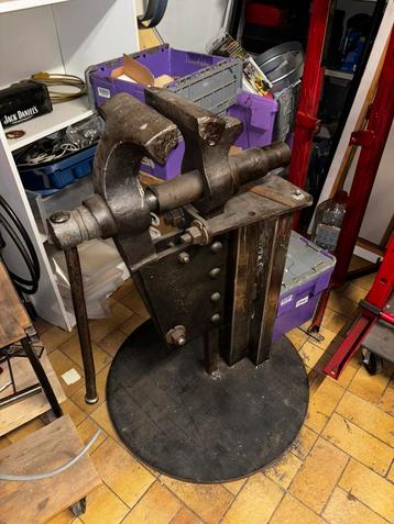 Staartbankschroef op zeer dikke staal plaat, zwaar!! beschikbaar voor biedingen