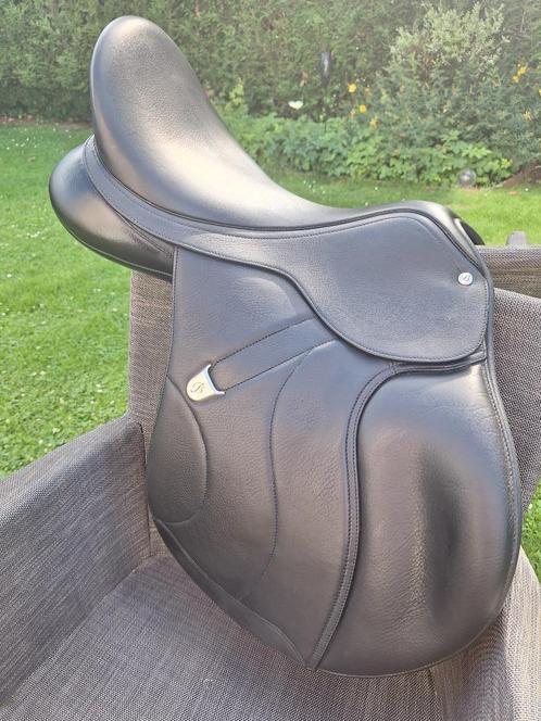 Te Koop : 17,5" veelzijdigheidszadel, merk Bates, Dieren en Toebehoren, Paarden en Pony's | Zadels, Zo goed als nieuw, Overige soorten