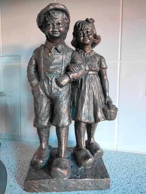 Geert kunen beeld met jongen met meisje "op de klompen", Antiek en Kunst, Kunst | Beelden en Houtsnijwerken, Ophalen of Verzenden
