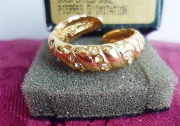 AVON ring. Goldplated met rondom strass steentjes . Jaren'70 beschikbaar voor biedingen