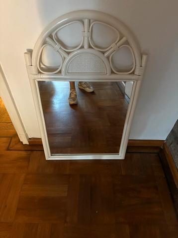 Leuke witte spiegel met houtrand beschikbaar voor biedingen