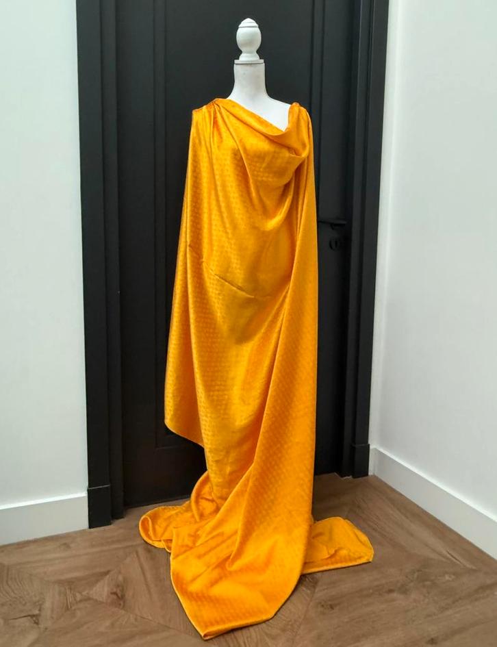 Goudgeel Jacquard geweven zijde textiel stof 3.10 x 1.42 m, Hobby en Vrije tijd, Stoffen en Lappen, Nieuw, Satijn of Zijde, 120 cm of meer