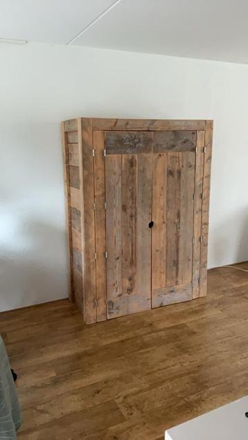 Steigerhouten kast beschikbaar voor biedingen