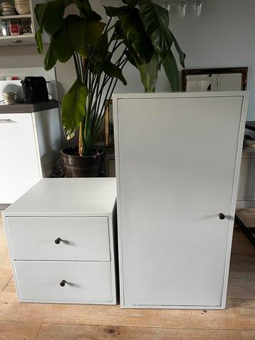 2 lichtgrijzen houten kastjes