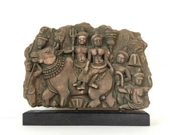 Tempelsteen. Cambodja. Shiva en Parvati op rijdier Nandi beschikbaar voor biedingen