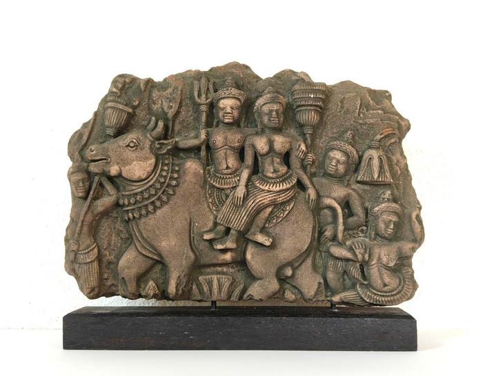 Tempelsteen. Cambodja. Shiva en Parvati op rijdier Nandi, Antiek en Kunst, Kunst | Niet-Westerse kunst, Ophalen of Verzenden
