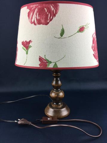 Vintage eikenhouten tafellamp met bloemen kap beschikbaar voor biedingen