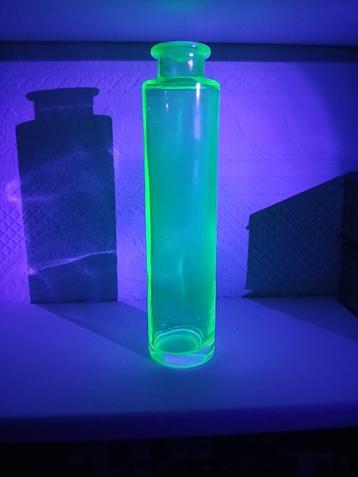 vaasje uranium / annagroen glas beschikbaar voor biedingen